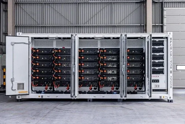 20-fots containeren med dørene åpne og batteripakkene i rack