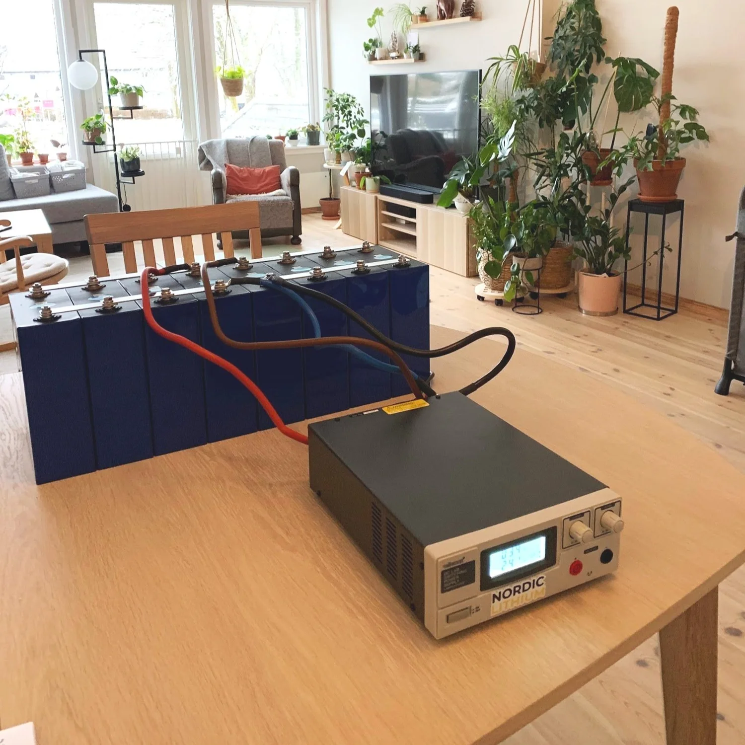 Fire LiFePO4-battericeller koblet i parallell til en labstrømforsyning for toppbalansering