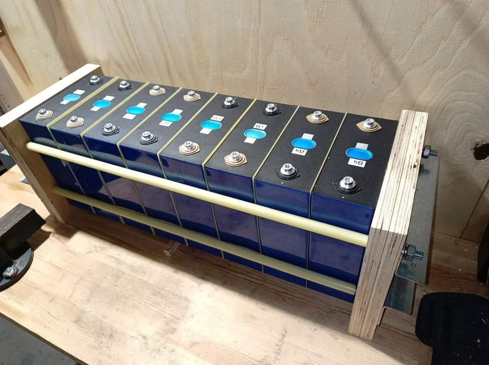 Komprimerte LiFePO4-battericeller montert tett sammen mellom endeplater